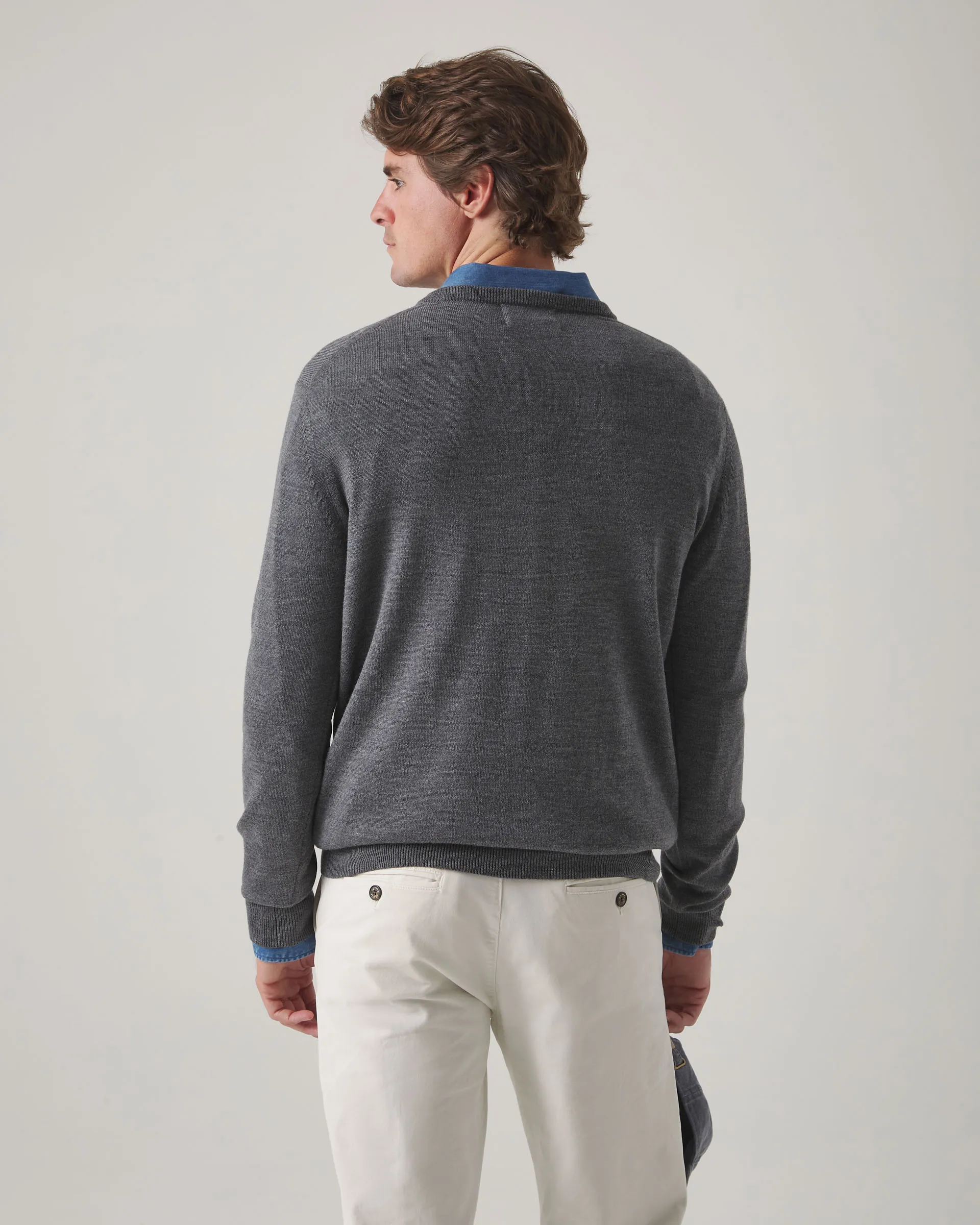 Jersey Iconic V Neck Merino Gris Medio - Image 3