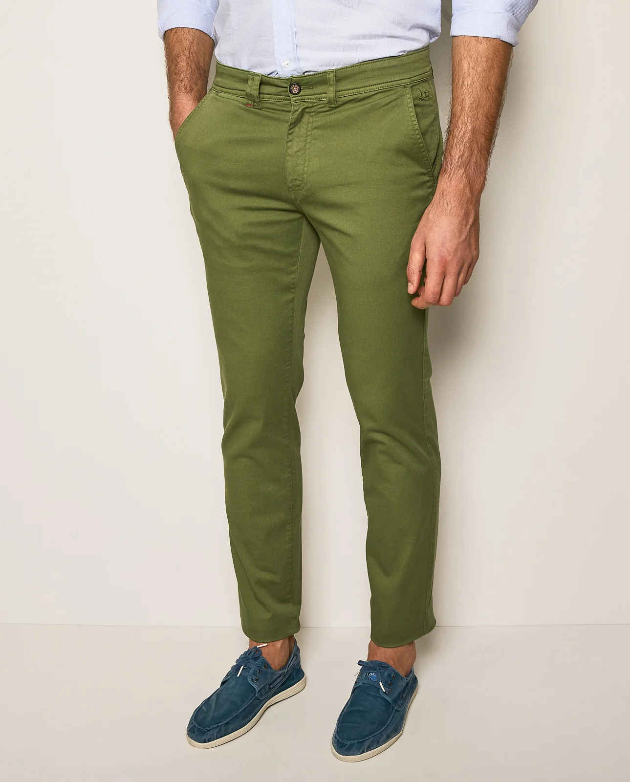 Pantalón chino slim fit garment dyed